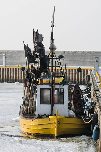 Fishingboat no inverno-imagem Stock - fotografia de stock