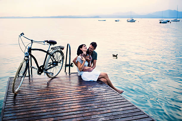 para zabawa na wakacje w lake - candid people casual bicycle zdjęcia i obrazy z banku zdjęć