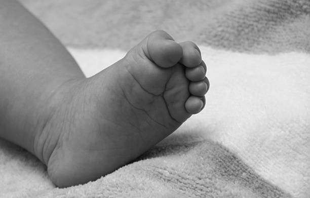 istock Baby foot black & white 475133801