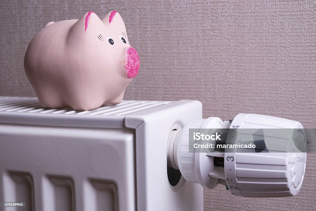 핑크 돼지 저금통 절약적 전기 및 승온 비용, 클로즈업 - 로열티 프리 0명 스톡 사진