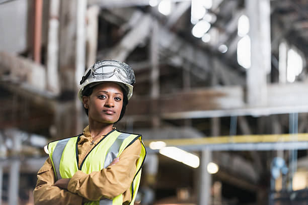 african american kobieta na sobie kask i kamizelkę - engineer manufacturing occupation manual worker factory zdjęcia i obrazy z banku zdjęć