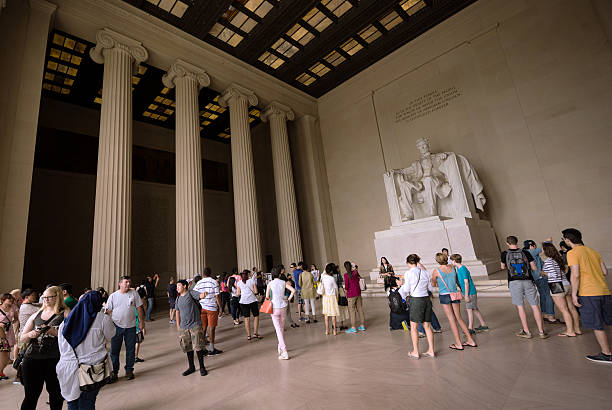 im lincoln memorial entlang der national mall in washington, dc - lincoln memorial washington dc people abraham lincoln stock-fotos und bilder