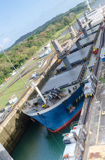 タンカー出発ガツン閘門、パナマ運河 - containerisation ストックフォトと画像