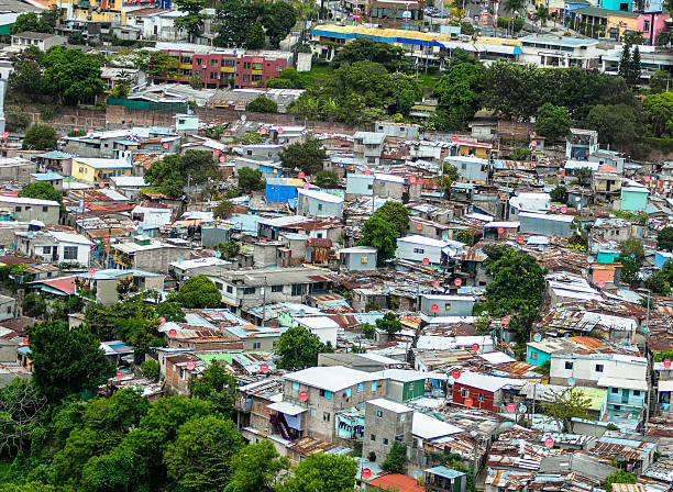 slums à el salvador - less fortunate photos et images de collection
