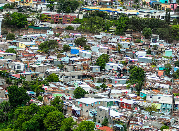 slumsy w el salvador - less fortunate zdjęcia i obrazy z banku zdjęć