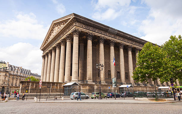 la madeleine kirche außenansicht, paris, frankreich - places of worship europe france paris france stock-fotos und bilder