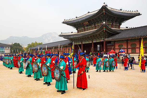 衛兵の交代式は、景福宮 - honor guard ストックフォトと画像