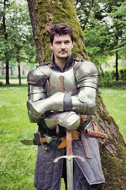 medieval caballero - 20s standing one man only sword fotografías e imágenes de stock