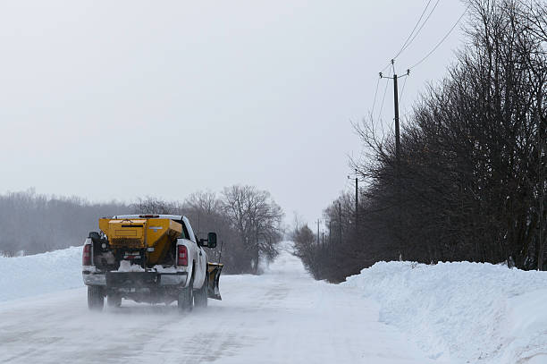 plough caminhão vai na estrada nevado - snowplow snow blizzard truck - fotografias e filmes do acervo
