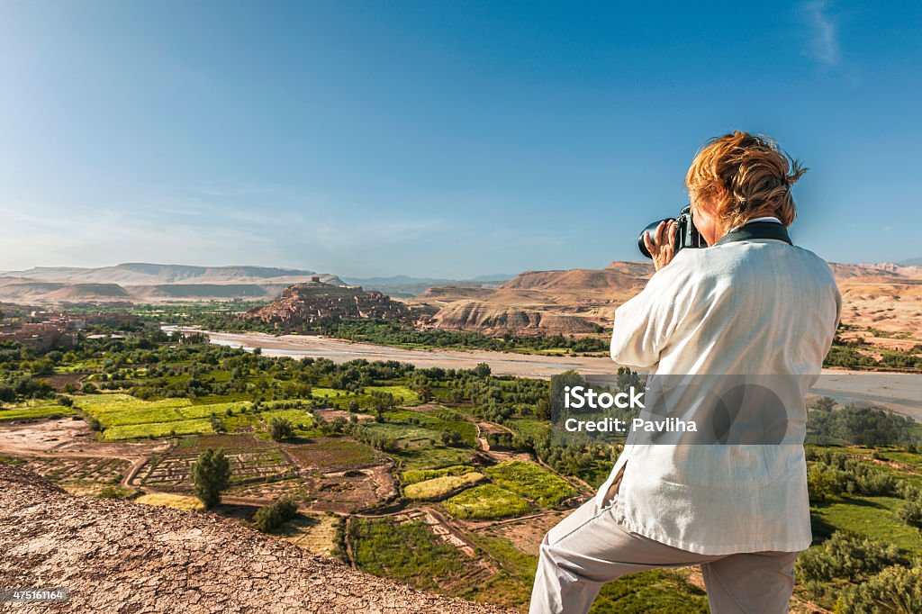 Los viajeros pueden fotografiar tarde Aït Ben Haddou, Marruecos, África del Norte - Foto de stock de Kasba libre de derechos
