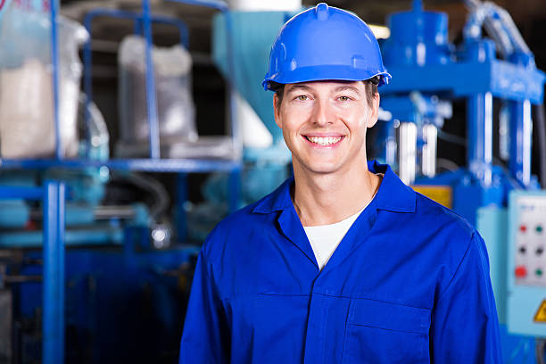 fábrica técnico masculino - blue helmet imagens e fotografias de stock