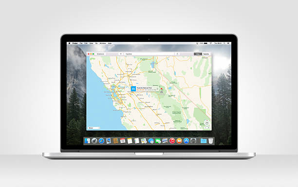 アップルマックブック pro の網膜とオープンマップのアプリケーション - macbook ストックフォトと画像