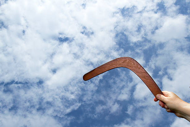 werfen boomerang - australia boomerang aboriginal aborigine stock-fotos und bilder