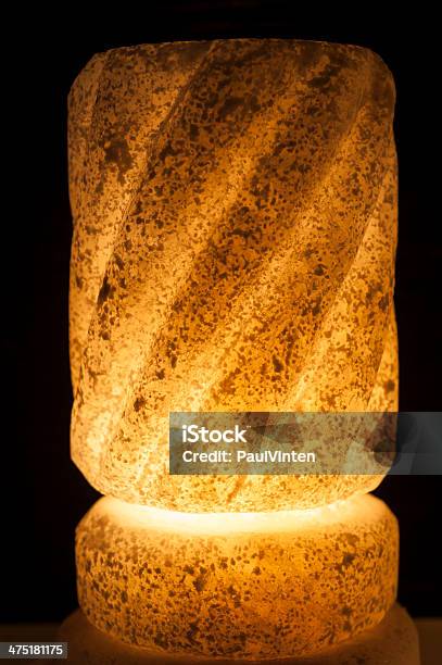 Verzierter Rock Salt Lampe Auf Schwarzem Hintergrund Stockfoto und mehr Bilder von Dekoration