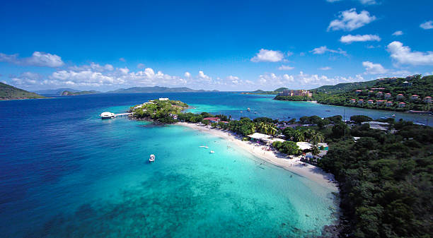 vista aérea de coki e água bay, st.thomas, ilhas virgens dos estados unidos - st thomas above high angle view coki beach imagens e fotografias de stock