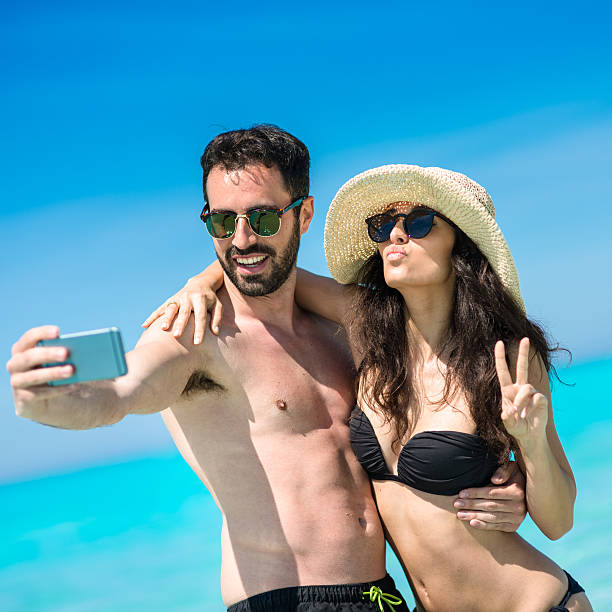 istock Happiness couple at the seaside take a selfie 475186550
