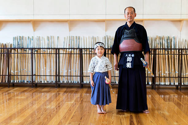 進めるべく剣道の教師&学生 - dojo ストックフォトと画像