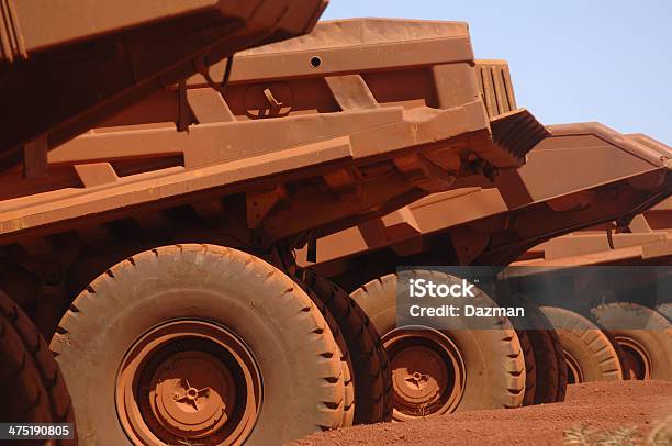 Eine Reihe Praktischer Trucks Geparkt Stockfoto und mehr Bilder von Bergbau - Bergbau, Australien, Schweres Nutzfahrzeug