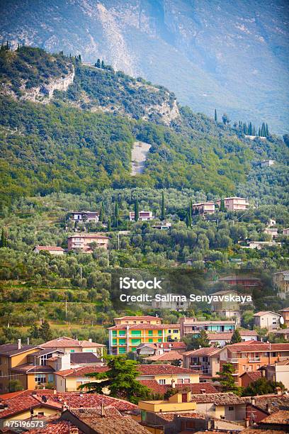 Vista Su Malcesine Al Lago Di Garda Italia - Fotografie stock e altre immagini di Alpi - Alpi, Balcone, Casa