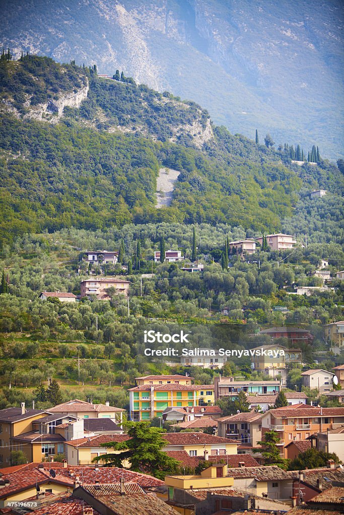 Vista de Malcesine no Lago de Garda, Itália - Foto de stock de Alpes europeus royalty-free