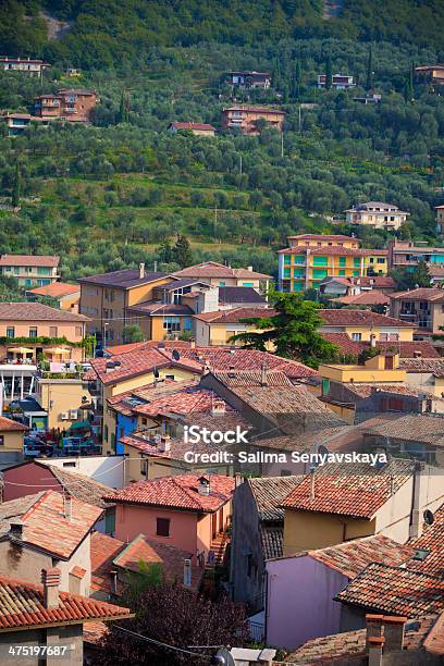 Vista De Malcesine No Lago De Garda Itália - Fotografias de stock e mais imagens de Alpes Europeus - Alpes Europeus, Anoitecer, Casa