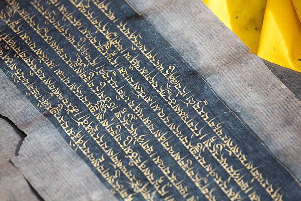 primer plano de un hombre tibetano manuscrito en el tíbet - tibet tibetan culture buddhism writing fotografías e imágenes de stock