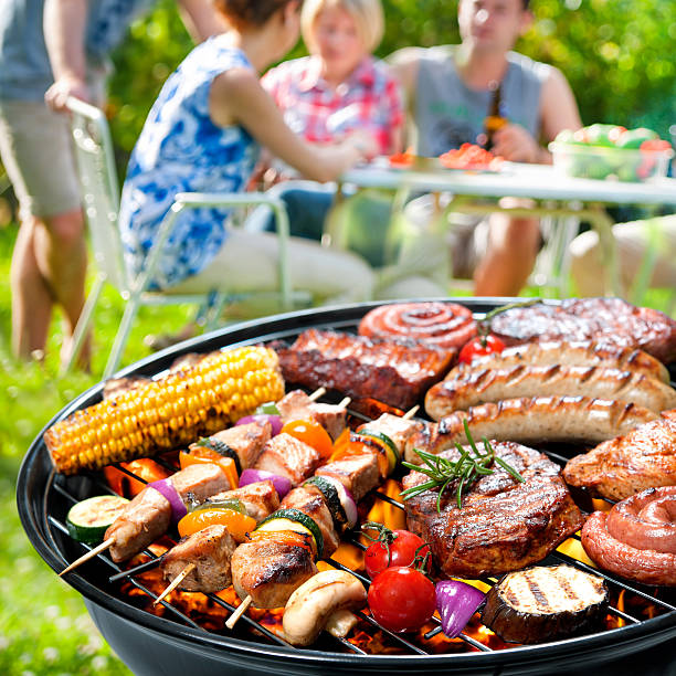 барбекю-вечеринку - sausage barbecue grill barbecue cooking стоковые фото и изображения