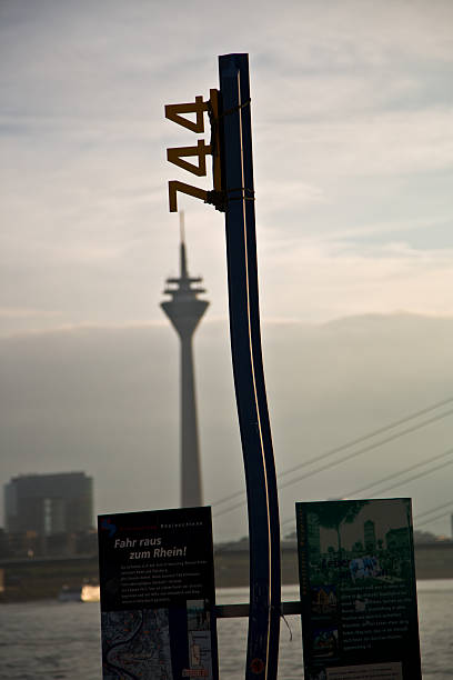 hormigón de torre de telecomunicaciones de düsseldorf - rhine river audio fotografías e imágenes de stock