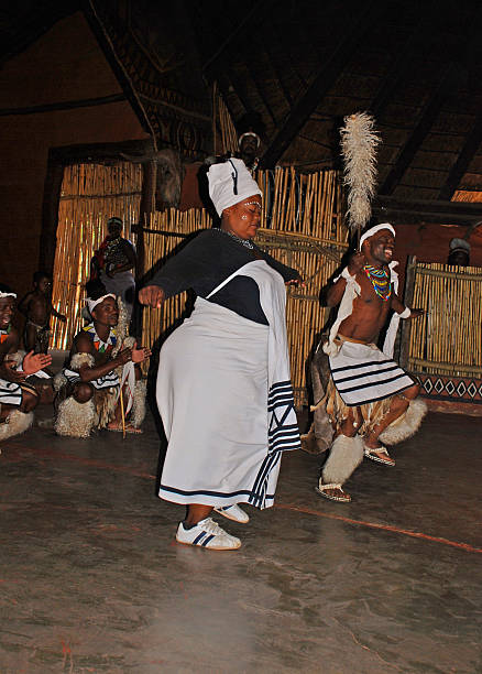 zulu bailarines, sudáfrica. - south africa africa african music african descent fotografías e imágenes de stock
