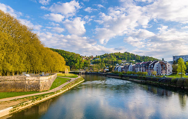 на безансон на реки ду-франция - doubs river стоковые фото и изображения