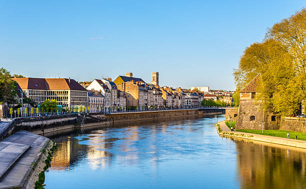 edifici sulla arginamento a besançon-francia - doubs river foto e immagini stock