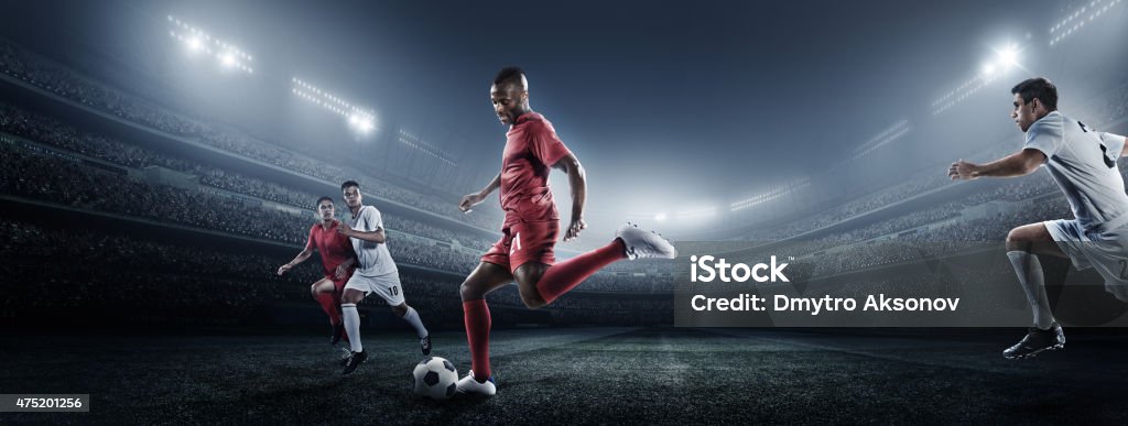 Jugador de fútbol coleando en el estadio ball - Foto de stock de Fútbol libre de derechos