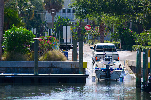 camion est lancé un petit bateau de pêche au public de la bretelle - boat launch photos et images de collection