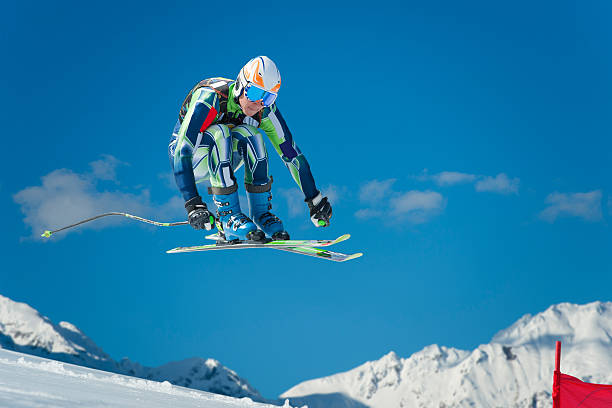 альпийский прыжки на лыжах прямо горные гонки - skill side view jumping mid air стоковые фото и изображения