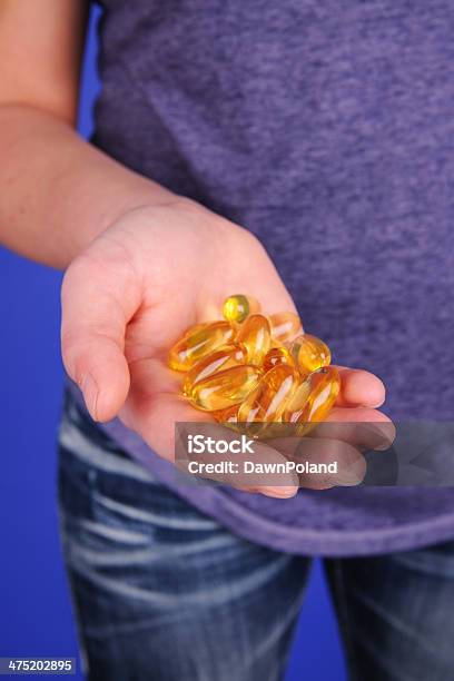 Fish Oil Stockfoto und mehr Bilder von Alternative Medizin - Alternative Medizin, Bildschärfe, Blauer Hintergrund