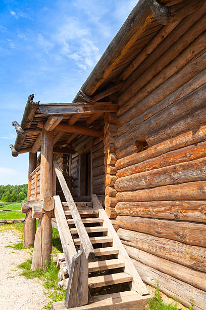 古い田園ロシアハウス金属片、階段 - barn red old door ストックフォトと画像