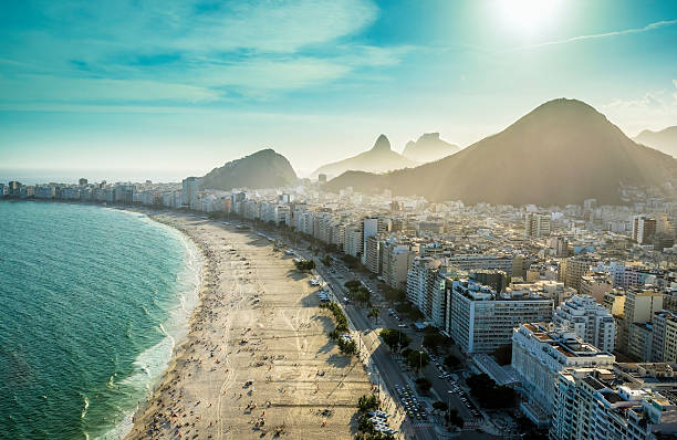 vista aérea da famosa praia de copacabana no rio de janeiro - rio de janeiro corcovado copacabana beach brazil - fotografias e filmes do acervo