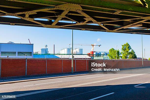 Parco Industriale Di Assistenza Stradale Con Ponte Ferroviario - Fotografie stock e altre immagini di Ambientazione esterna