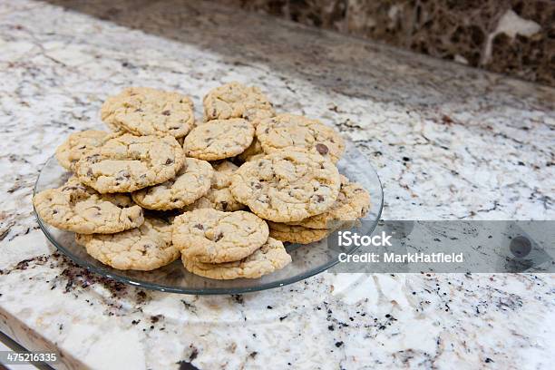 Galletas Con Pedacitos De Chocolate Recién Horneada Foto de stock y más banco de imágenes de Al horno