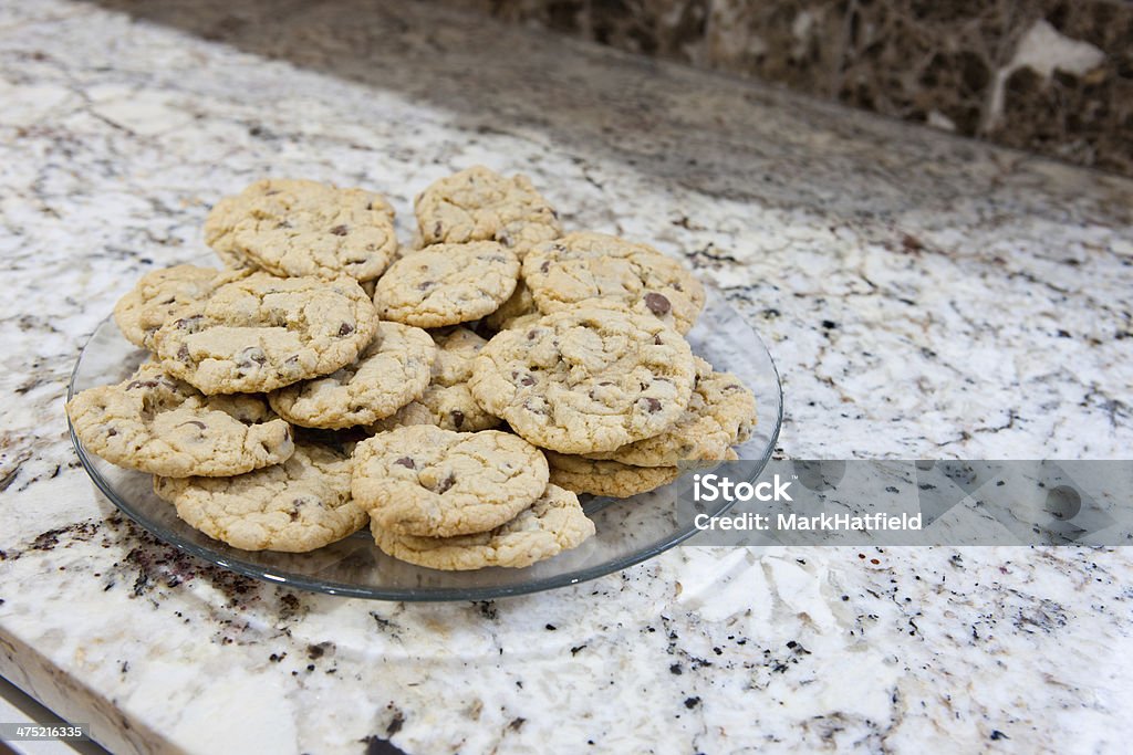 Cookies aux pépites de chocolat tout juste sortis du four - Photo de Aliment libre de droits