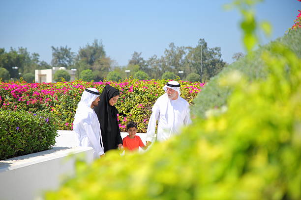 arab emirati familia al aire libre en el parque - couple walking old middle fotografías e imágenes de stock