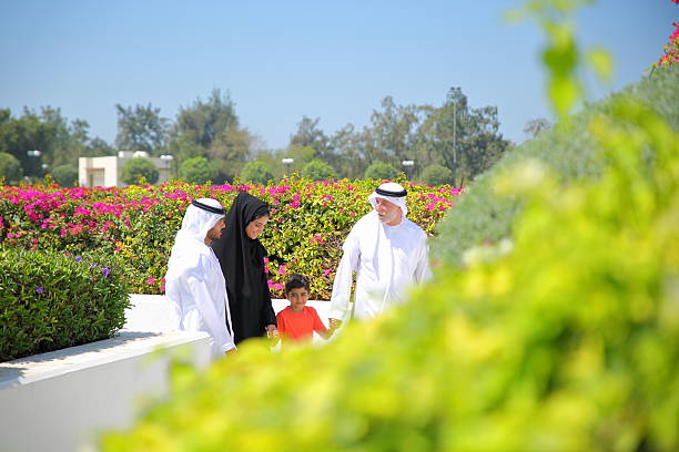 arab emirati família ao ar livre no parque - couple walking old middle imagens e fotografias de stock