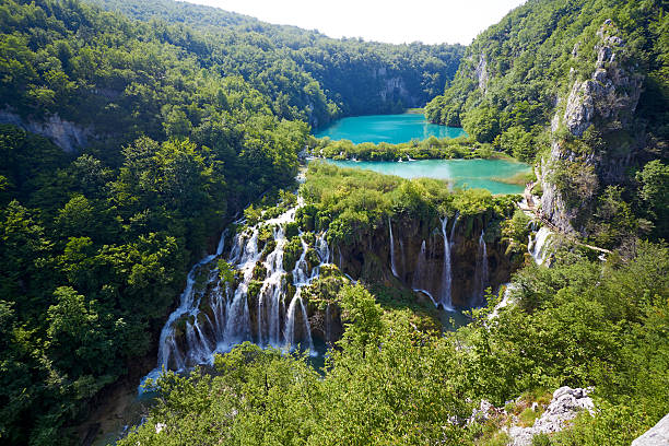 vista fantástica no parque nacional dos lagos de plitvice.   croácia brilhante - scenics waterfall autumn rock - fotografias e filmes do acervo