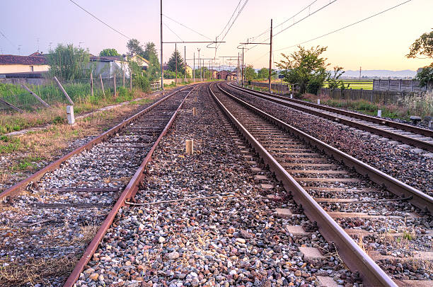 frühling landschaft railway, den sonnenaufgang. color image - railroad siding stock-fotos und bilder