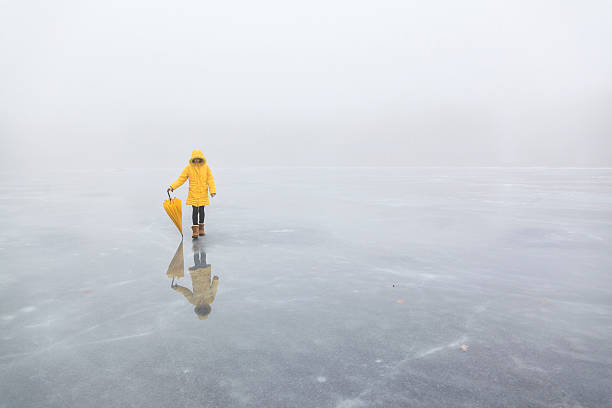 rapariga no lago gelado - winter lake snow fog imagens e fotografias de stock