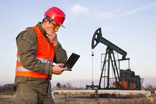 の石油員 - oil industry oil construction platform oil field ストックフォトと画像