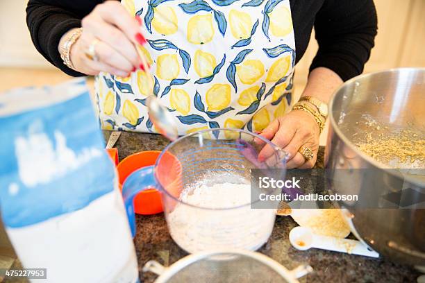 Senior De Horno Seco De La Serie Adición De Los Ingredientes Foto de stock y más banco de imágenes de Azúcar