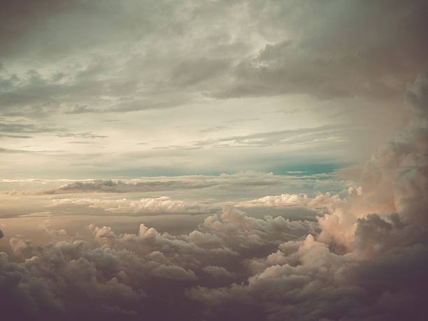 ドラマチックな雲、太陽 - storm cloud thunderstorm sun storm ストックフォトと画像