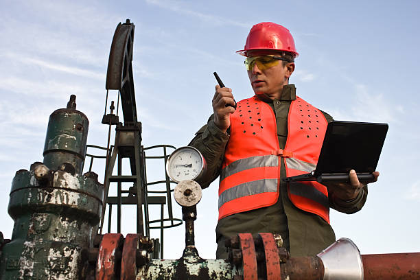 の石油員 - oil industry oil construction platform oil field ストックフォトと画像