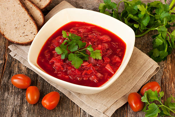 istock Red borscht with parslay in ceramic  bowl 475233782